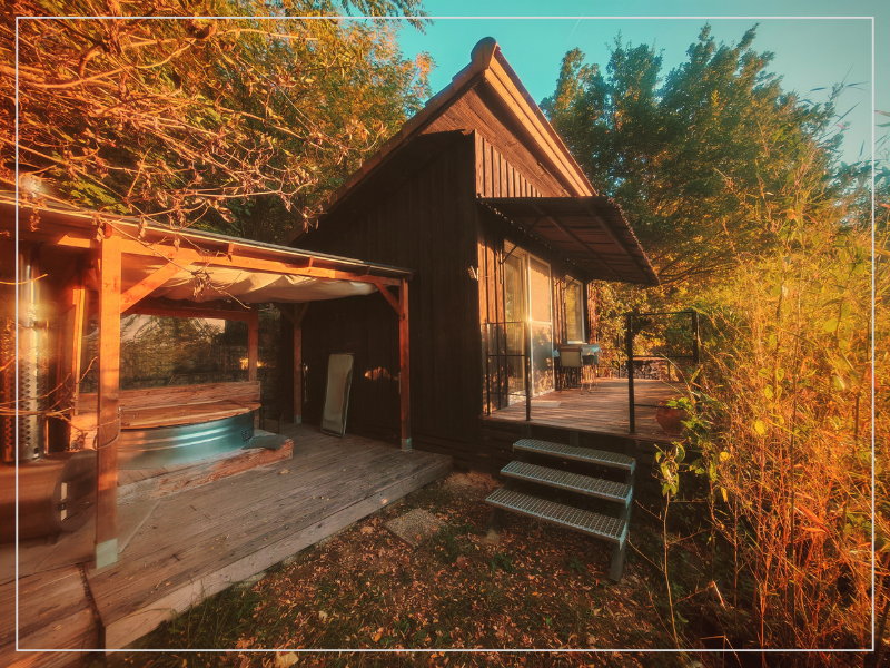 Cabanes de standing écologiques et bioclimatiques avec bain nordique jacuzzi privatif dans un cadre nature à l'orée de la forêt avec éclairage solaire avec vue sur les Pyrénées à 1h de Toulouse, Pau, Auch et l'Espagne