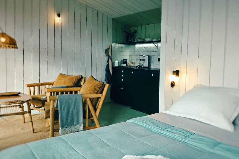 lapauseensoi-cabane-lèvetôt Cabane de standing, tout confort avec spa jacuzzi bain nordique privatif, douche extérieure et barbecue électrique privatif. A seulement 1h de Toulouse, Pau et de l'Espagne, à l'orée de la forêt, dans un cadre de nature préservée au calme avec vue imprenable sur les Pyrénées. La Pause En Soi, hôtel bien-être, deux écolodges, bioclimatiques, écologiques, un sauna nordique et un espace massages, s'inscrit dans une démarche de tourisme durable, chauffés au bois, spas et sauna sont couverts et en accès libre toute l'année. Appart hôtel indépendant avec chauffage, cuisine équipée, douche à l’italienne et wc, lit king size 160cm, peignoirs et claquettes fournis. Petit déjeuners inclus fait maison. Formules avec repas produits locaux, option brunch départ tardif, home cinéma, télévision, Netflix. Carte cadeau, ANCV accepté